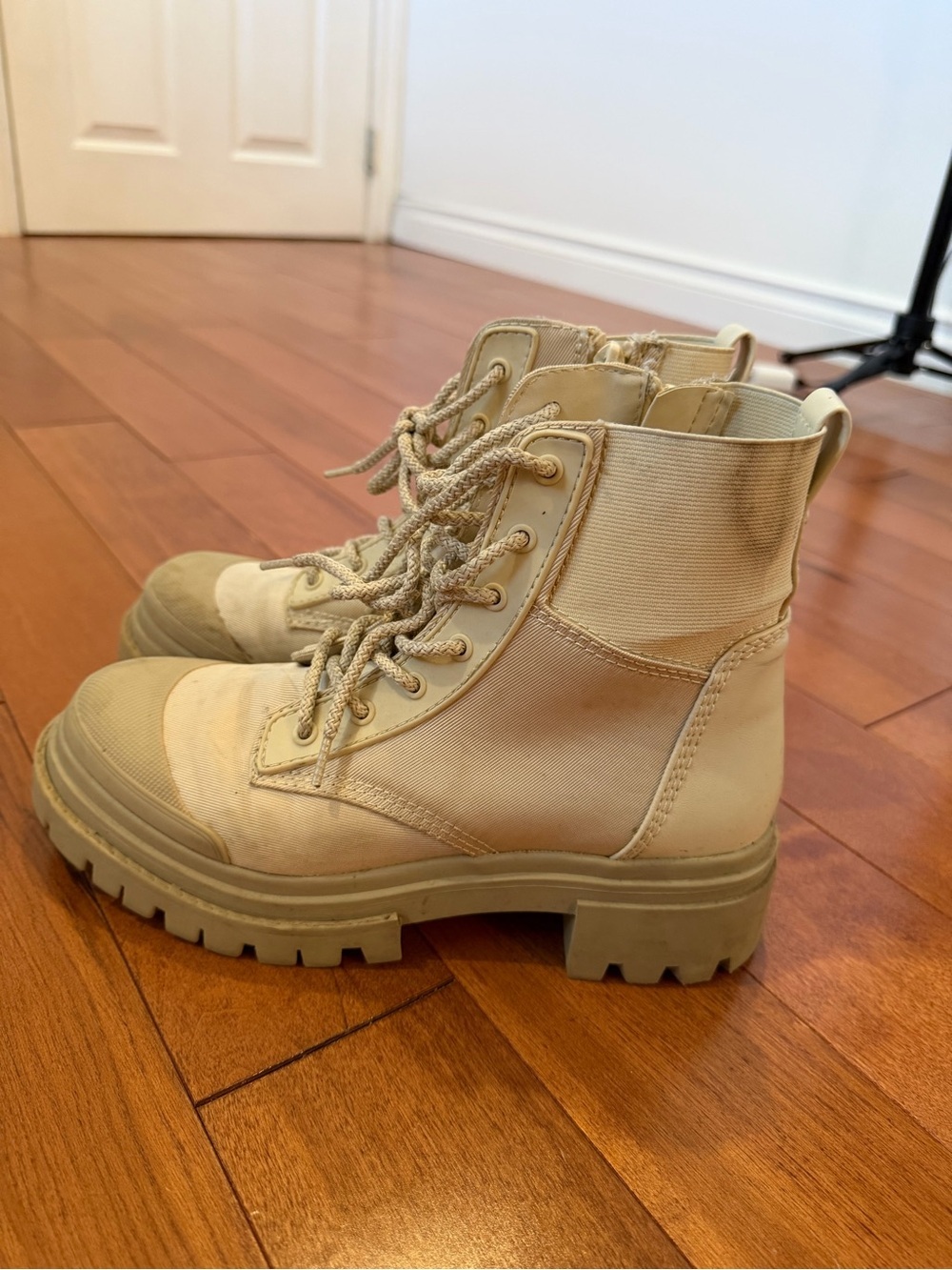 ALDO Cream Chunky Lace Up Combat Boots Size 7.5 - Picture 3 of 11